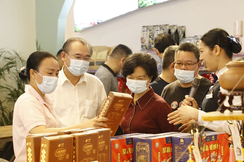 10.參觀那馬服務(wù)區(qū)扶貧產(chǎn)品展銷廳，此為廣西高速公路第一家扶貧產(chǎn)品展銷廳.JPG