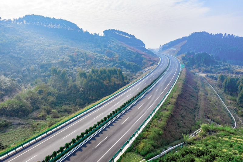 6.高速公路與群山相連，植被覆蓋率高，與原生態(tài)環(huán)境恢復有機結合.jpg