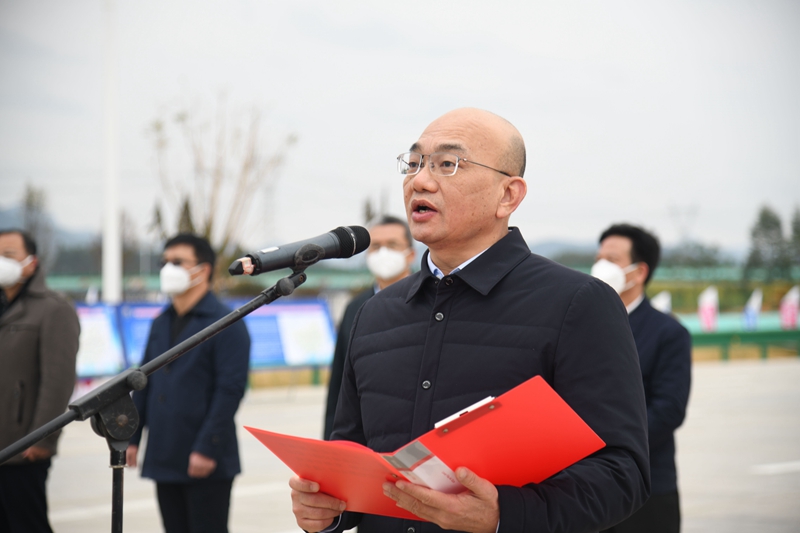 自治區(qū)交通運(yùn)輸廳黨組成員、總工程師陳津維宣布通車.jpg